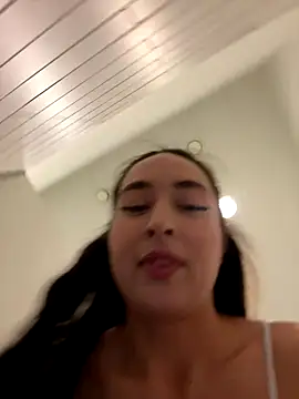 Holly Play online show from 28, 9, 2025