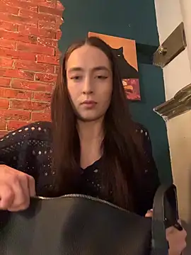 Holly Play online show from 9, 5, 2026