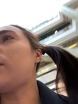 Holly Play online show from 22, 3, 2025