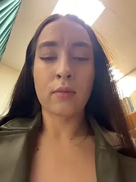Holly Play online show from 3, 5, 2026