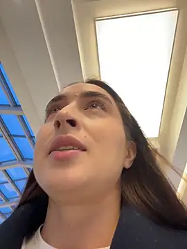 Holly Play online show from 1, 12, 2025