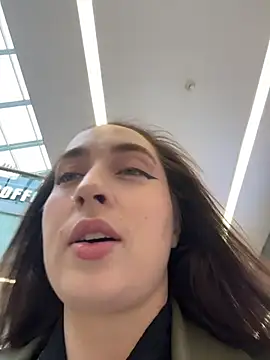 Holly Play online show from 5, 10, 2025