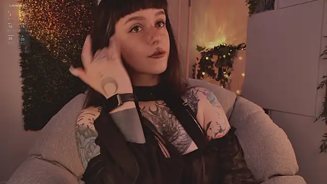 MichaellaMoon online show from 4, 2, 2026