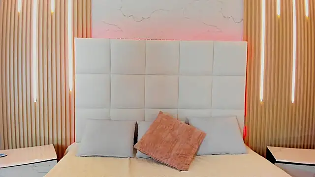 Iris Thompson  online show from 30, 11, 2025