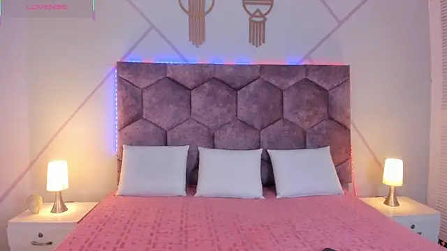 Iris Thompson  online show from 15, 11, 2025