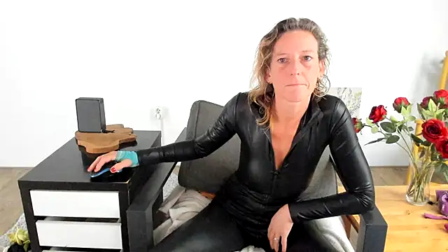 MendiPetite online show from 6, 10, 2025