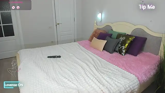 Miss Elia online show from 22, 2, 2025