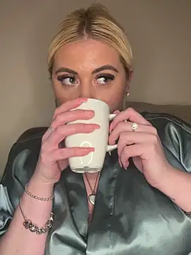 Snapshot of Blondiee3088 chatting on 4, 3, 2025 Blondiee3088 online show from 4, 3, 2025