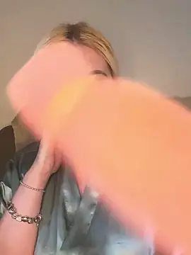 Snapshot of Blondiee3088 chatting on 5, 3, 2025 Blondiee3088 online show from 5, 3, 2025