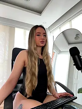 nicollefiorett online show from 15, 9, 2025