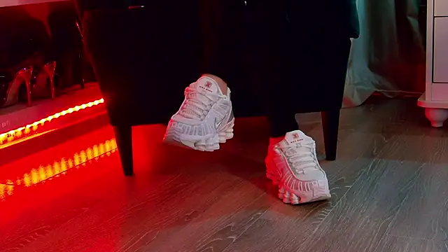 Snapshot of FeetVibe chatting on 28, 11, 2025 FeetVibe online show from 28, 11, 2025