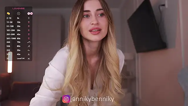 Snapshot of Coconutkittyy chatting on 4, 3, 2025 Coconutkittyy online show from 4, 3, 2025