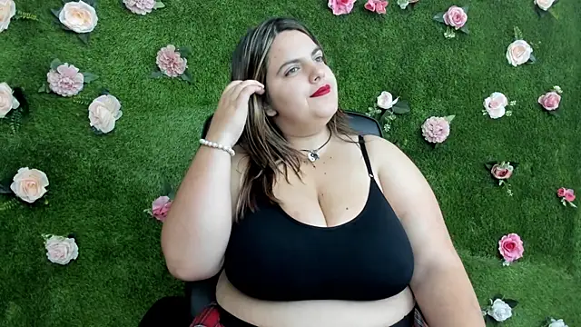 Huge Titties  online show from 23, 9, 2025