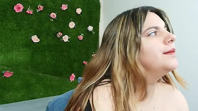 Huge Titties  online show from 2, 5, 2026