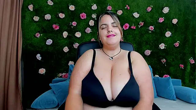 Huge Titties  online show from 3, 10, 2025