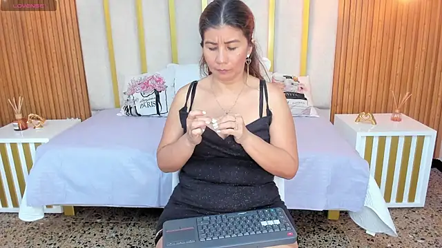 Snapshot of love_mommy chatting on 11, 3, 2025 love mommy online show from 11, 3, 2025