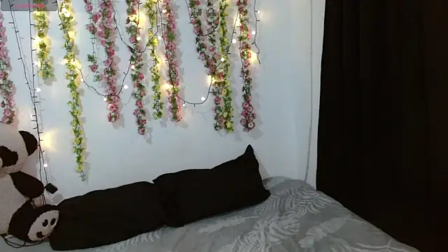 Snapshot of Shenna_brunette_ chatting on 4, 10, 2025 Shenna brunette online show from 4, 10, 2025