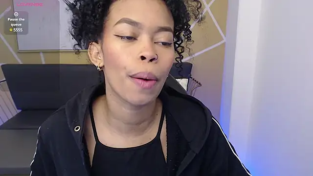 Snapshot of Shenna_brunette_ chatting on 7, 3, 2025 Shenna brunette online show from 7, 3, 2025