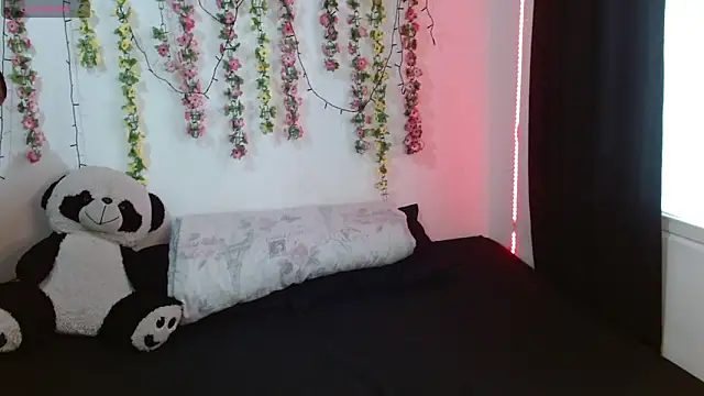 Snapshot of Shenna_brunette_ chatting on 8, 10, 2025 Shenna brunette online show from 8, 10, 2025