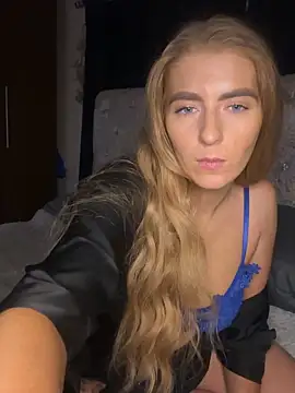 Summer Paige online show from 2, 2, 2025