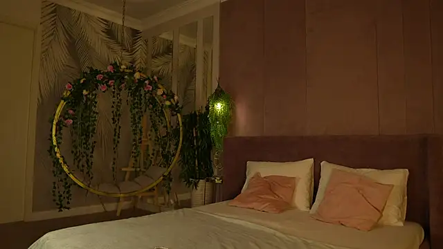 Smiley Mia online show from 6, 11, 2025