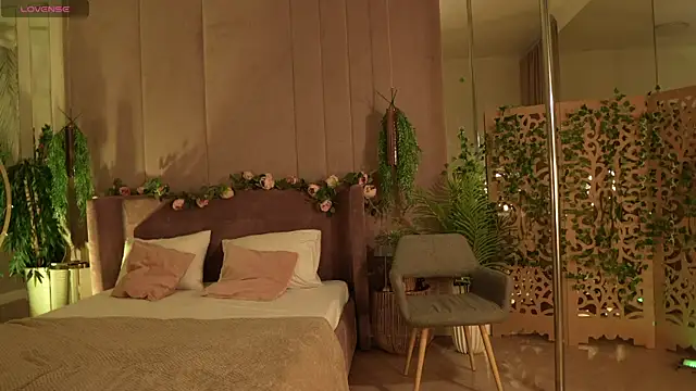 Smiley Mia online show from 10, 10, 2025