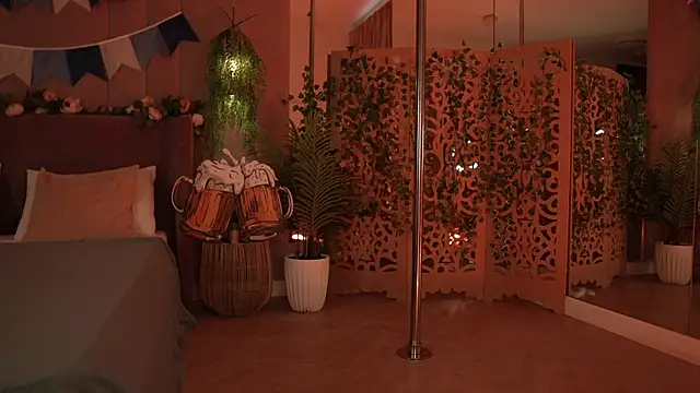 Smiley Mia online show from 1, 10, 2025