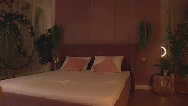 Smiley Mia online show from 11, 11, 2025