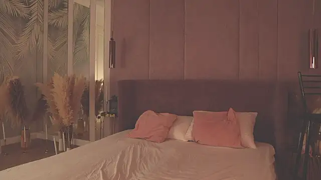 Smiley Mia online show from 4, 2, 2026