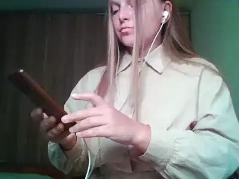 Evasapples online show from 8, 9, 2025