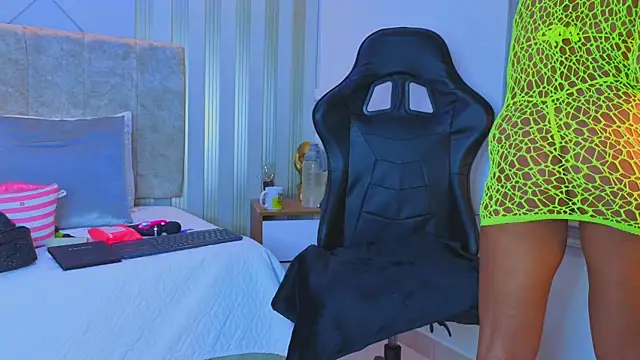 Tayra Pradit online show from 28, 4, 2026