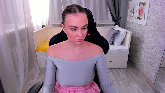 KiraDaring online show from 6, 2, 2025