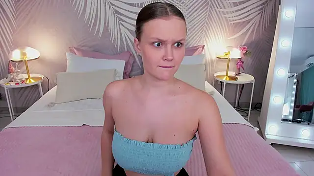 KiraDaring online show from 7, 1, 2025