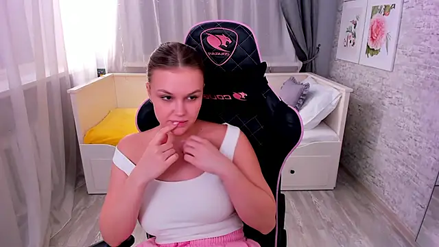 KiraDaring online show from 8, 2, 2025