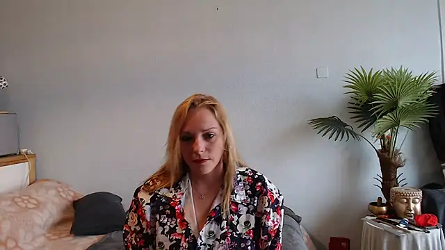 Doucelouve9 online show from 21, 2, 2025