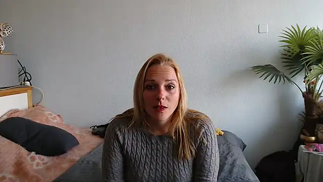 Doucelouve9 online show from 12, 3, 2025