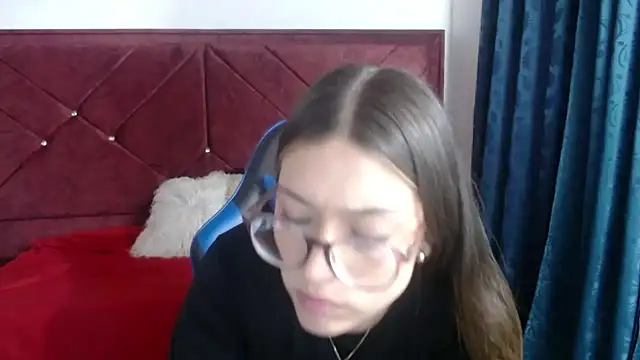 Snapshot of zoe_sweet5 chatting on 5, 1, 2026 zoe sweet5 online show from 5, 1, 2026