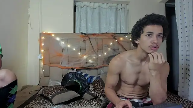 Snapshot of stepcouple_XXX chatting on 22, 10, 2025 stepcouple XXX online show from 22, 10, 2025