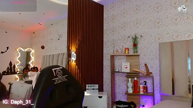 Daphnne tay online show from 6, 11, 2025