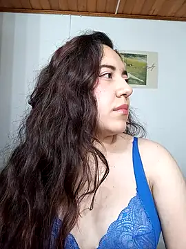 Emi chik online show from 3, 10, 2025