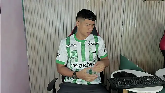 Snapshot of yei-sant chatting on 9, 11, 2025 yei-sant online show from 9, 11, 2025