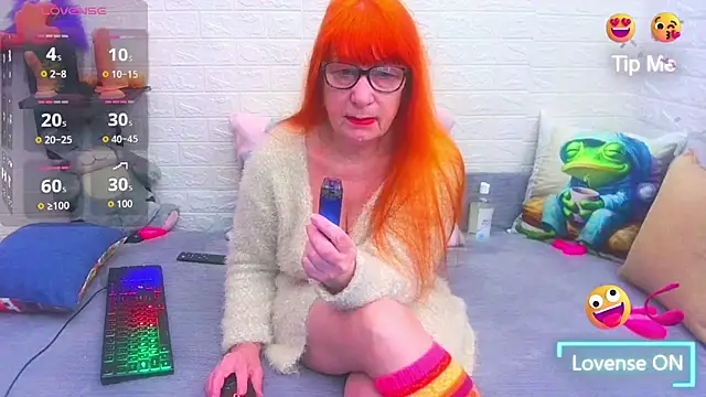 Snapshot of RedHousewife chatting on 12, 2, 2026 RedHousewife online show from 12, 2, 2026