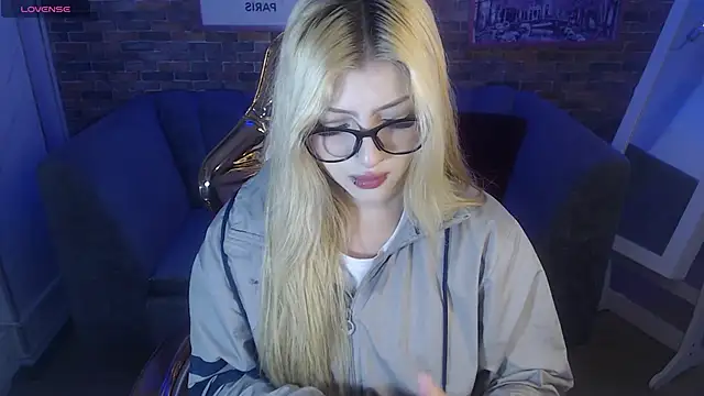 Snapshot of Kitty_fox_b chatting on 18, 3, 2025 Kitty fox b online show from 18, 3, 2025