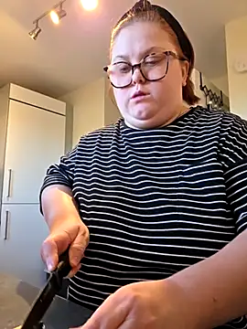 Snapshot of Tallulah-mae-xoxox chatting on 8, 11, 2025 Tallulah-mae-xoxox online show from 8, 11, 2025