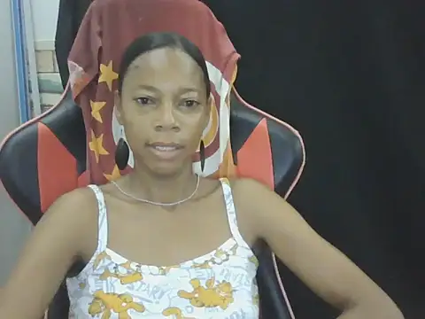 Snapshot of adele-33 chatting on 8, 11, 2025 adele-33 online show from 8, 11, 2025