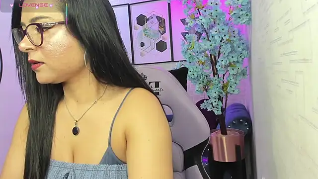 Snapshot of Tiara_rr chatting on 1, 2, 2026 Tiara rr online show from 1, 2, 2026