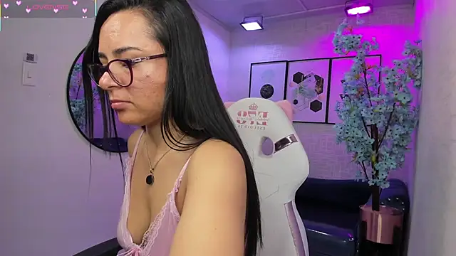 Snapshot of Tiara_rr chatting on 7, 2, 2026 Tiara rr online show from 7, 2, 2026