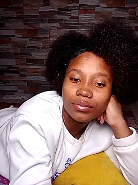 Abril Storm online show from 27, 10, 2025