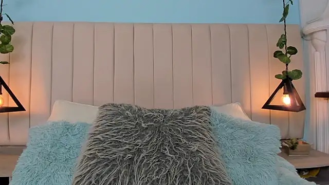 JulianaWaldo online show from 6, 3, 2025