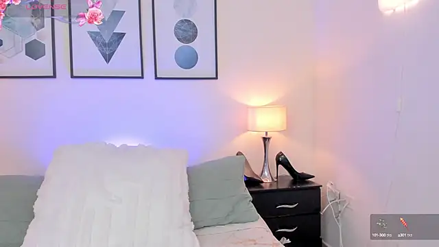 JulianaWaldo online show from 5, 10, 2025